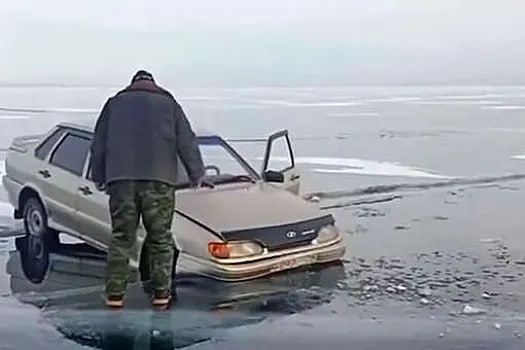 Автомобиль Lada застрял во льдах Байкала (Видео)