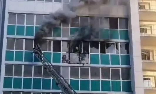 45 человек эвакуировались из горящего дома на Баррикад (Видео)