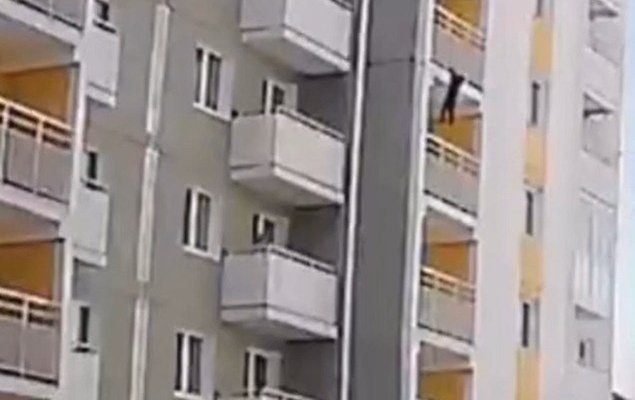 В Ангарске ребёнок чуть не сорвался с балкона шестого этажа