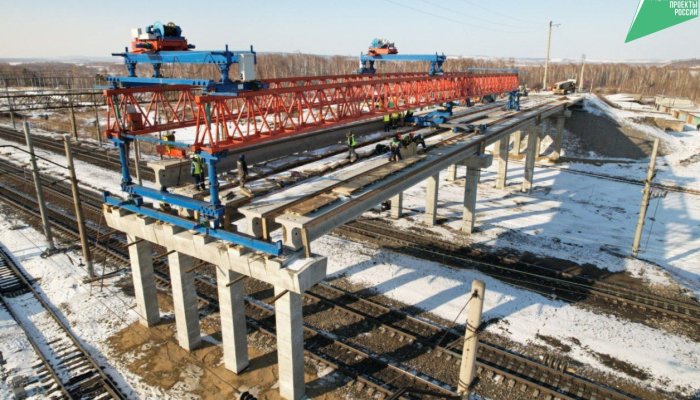 На Батарейной в Иркутске завершают установку балок между третьей и четвертой опорой
