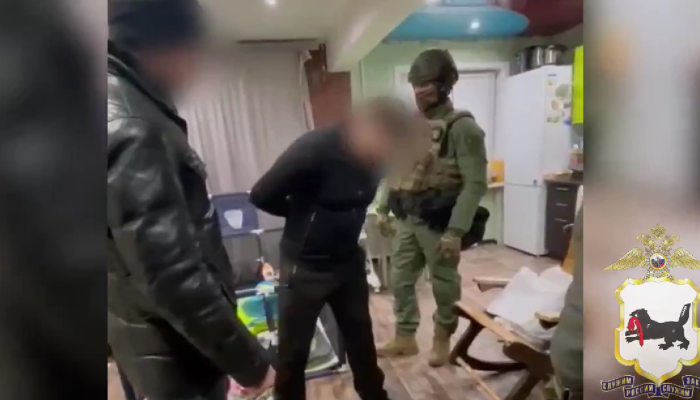 В Усолье-Сибирском задержаны вымогатели, которые угрожали женщине расправой (Видео)