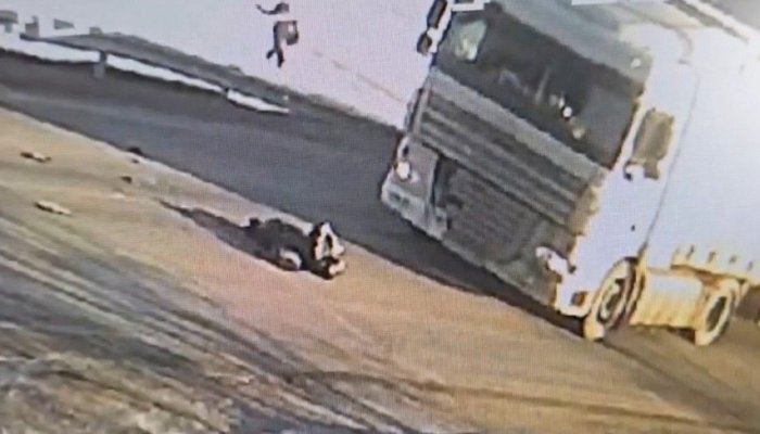 В Тулуне школьница едва не погибла под колесами большегруза (Видео)