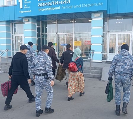 Четырех нелегальных мигрантов выдворили из РФ