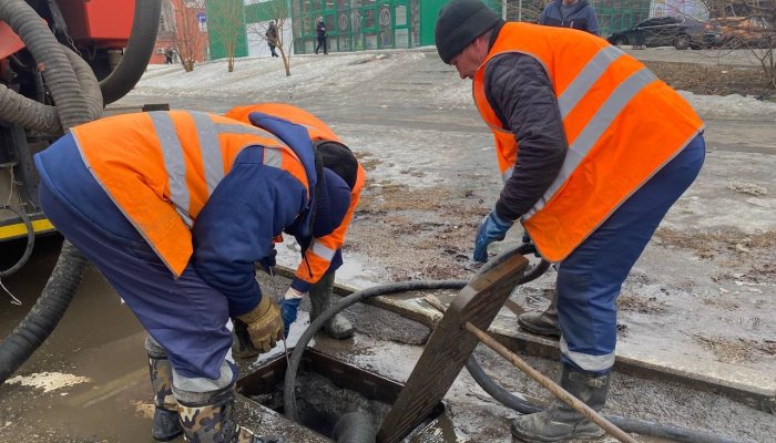В Иркутске начали чистить ливневую канализацию