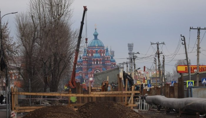 Болотов проверил строительство канализационного коллектора на Баррикад в Иркутске