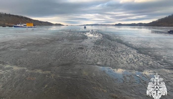 МЧС призывает жителей Иркутской области не выходить на хрупкий лед водоемов (Видео)