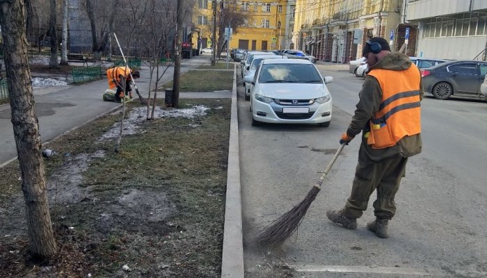 В Иркутске продолжается уборка дорог