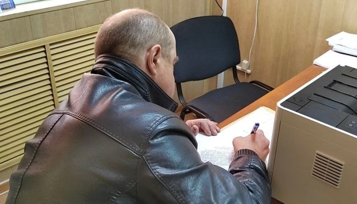 В Братске оштрафовали водителя, который сливал жидкие отходы рядом с водохранилищем