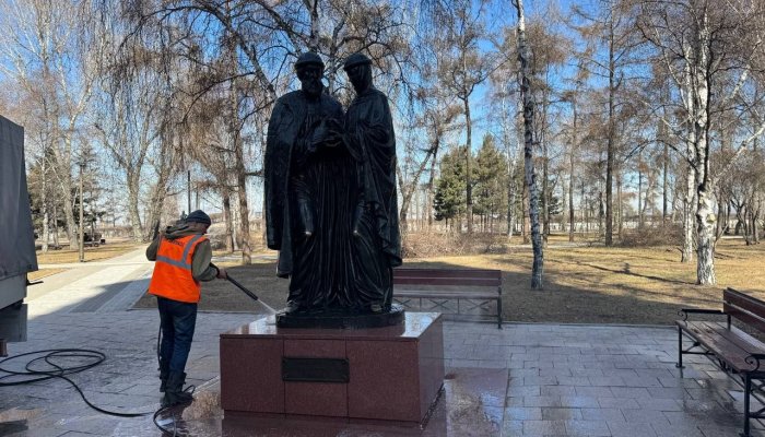 Памятники и арт-объекты моют в Иркутске