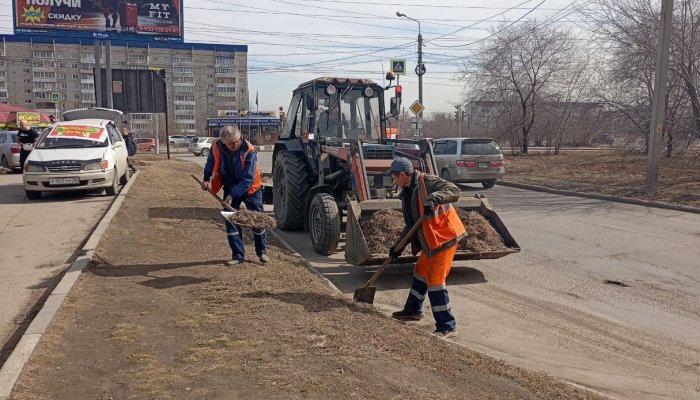 В Иркутске продолжается уборка улиц