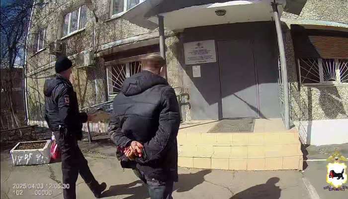 В Иркутске мужчина напал на школьницу в подъезде