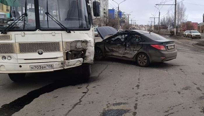 Автобус и иномарка столкнулись в Братске