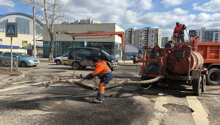 В Иркутске струйно-инъекционным методом устраняют ямы на дорогах
