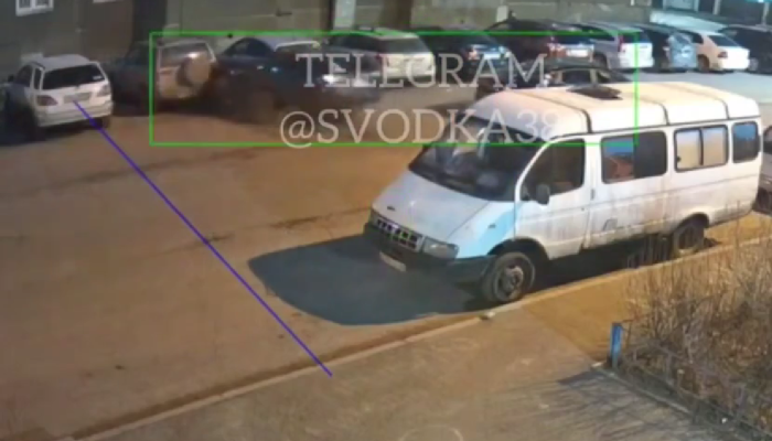 В Иркутске-2 мужчина повредил четыре автомобиля из-за дорожного конфликта (Видео)