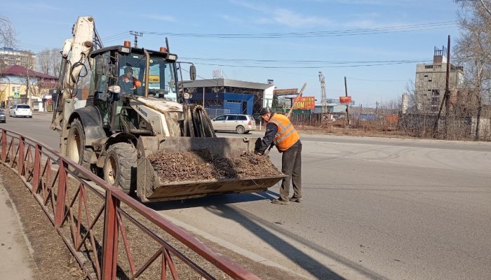 В Иркутске продолжается уборка улиц