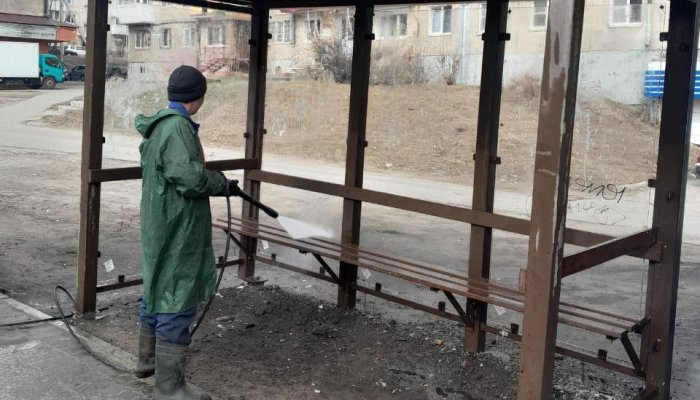 В Иркутске моют остановки общественного транспорта