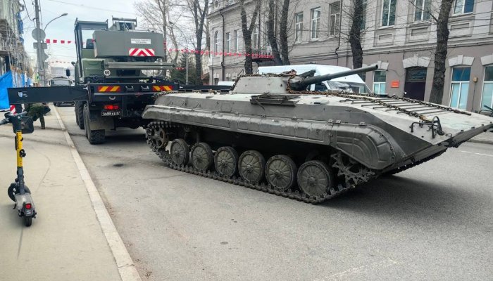 В Иркутске на реставрацию забрали военную технику у Дома офицеров