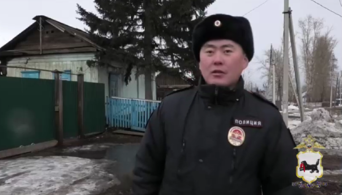 В Приангарье полицейский спас детей из горящего дома (Видео)