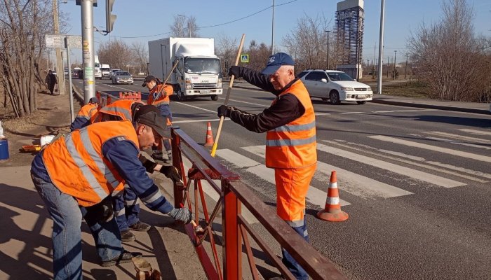 В Иркутске началась покраска дорожных ограждений