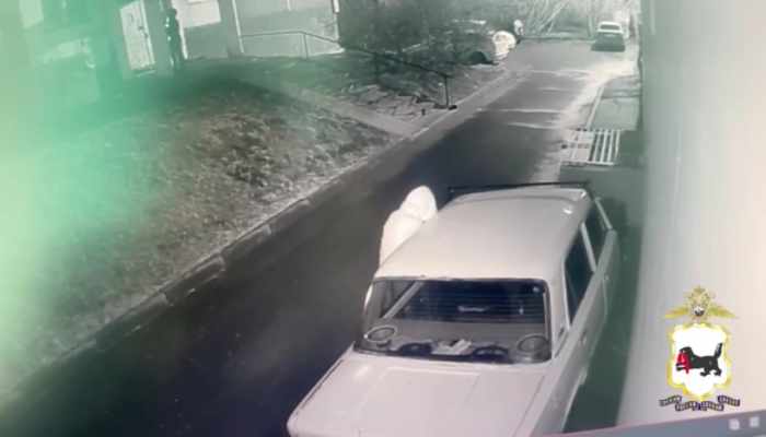В Иркутске двое парней в масках угнали несколько автомобилей (Видео)