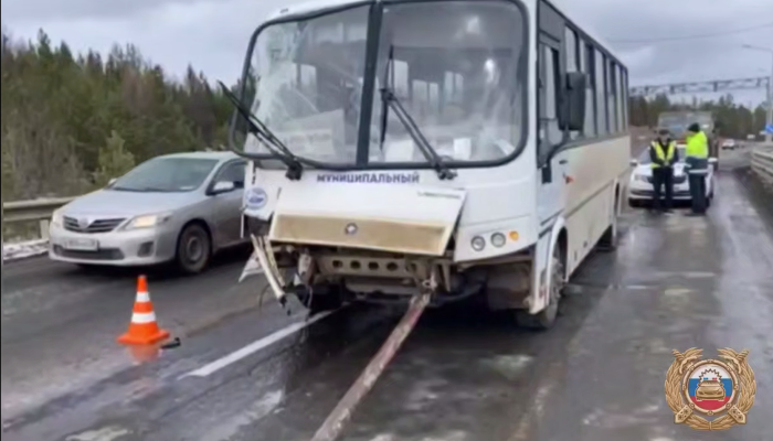 В Братске столкнулись автобус и бензовоз