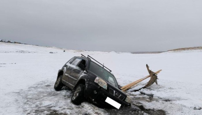 Рыбаки спаслись при провале машины под лёд в Нукутском районе