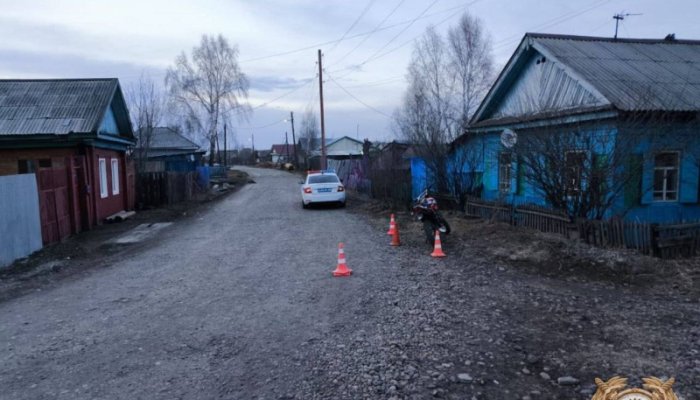 Мотоциклист сбил стоявшую на обочине школьницу в Зиме