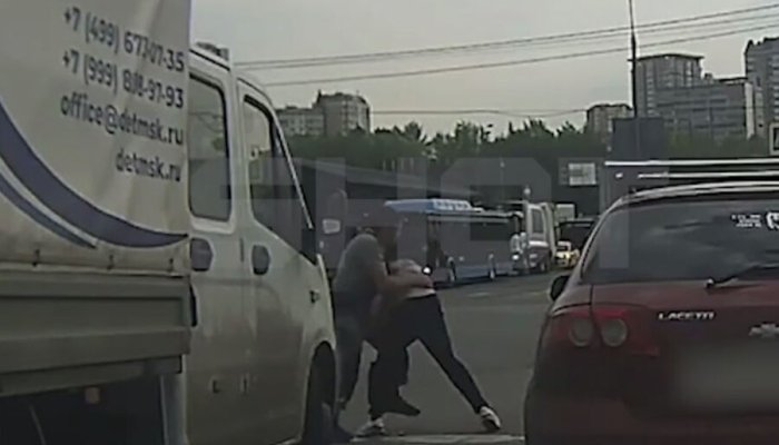 В Москве в утренней пробке подрались двое мужчин (Видео)