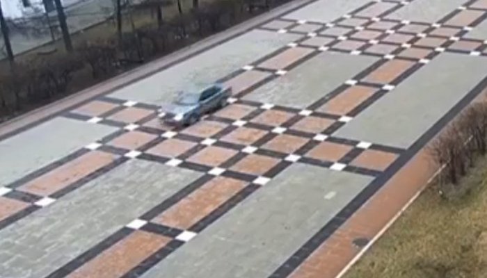 Проехавшегося возле «Вечного огня» водителя арестовали в Иркутске (Видео)