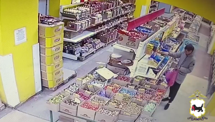 В Иркутске мужчина украл из магазина почти 50 шоколадок (Видео)