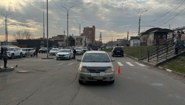 Шестилетний ребенок на самокате попал под колеса автомобиля в Иркутске (Видео)