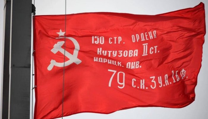 Копию Знамени Победы установили на здании правительства Приангарья