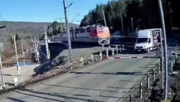 В Усть-Кутском районе водитель грузовика едва избежал столкновения с поездом на железнодорожном переезде (Видео)