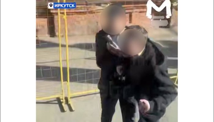 В  Иркутске двое несовершеннолетних нанесли повреждения сиденьям в автобусе с помощью ножа и напали на водителя