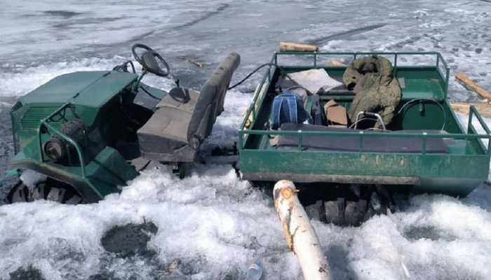 Рыбаки на болотоходе провалились под лёд на Усть-Илимском водохранилище