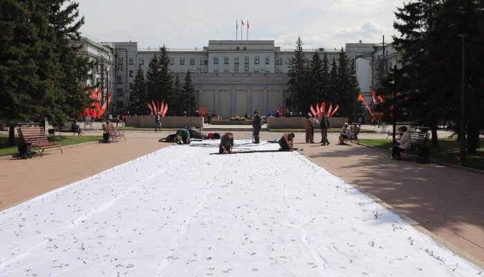 В Иркутске у «Вечного огня» клумбу впервые оформляют декоративной щепой