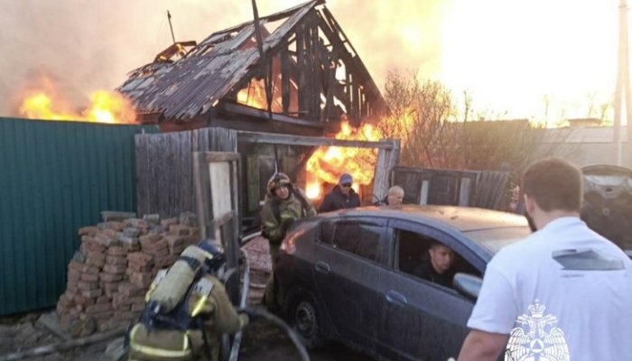 Два жилых дома загорелись в проезде Арсеньева в Иркутске