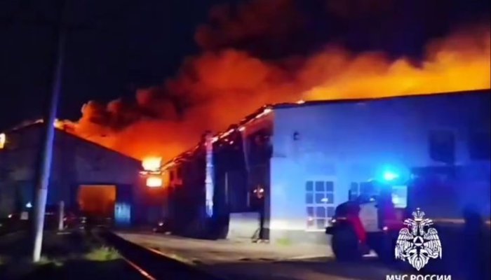 В Тайшете тушат крупный пожар в локомотивном депо (Видео)