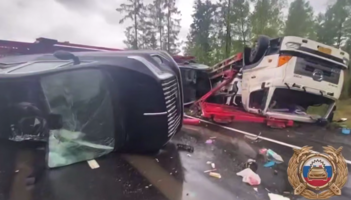 Автовоз с новыми машинами перевернулся в Нижнеудинском районе (Видео)