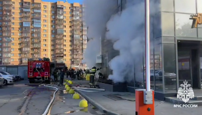 В Иркутске загорелся цоколь жилого дома на улице 25-го Октября (Видео)