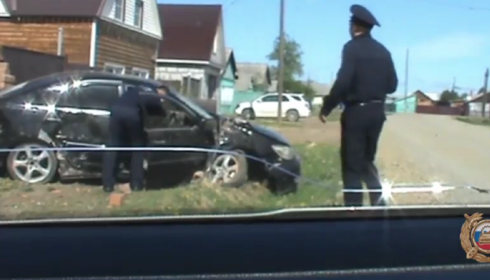 В Усть-Ордынском пьяная девушка попала в ДТП во время погони (Видео)