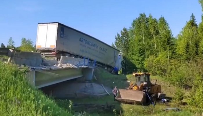В Братске погиб водитель трактора, упавшего с моста после столкновения с фурой