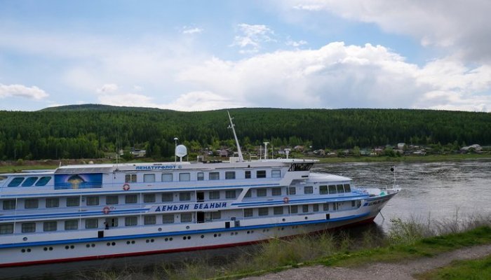 Туристический теплоход впервые за семь лет отправился из Усть-Кута в Якутск