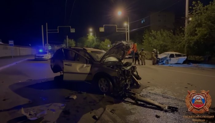 В Иркутске водитель Toyota погиб в лобовом столкновении с Volvo (Видео)