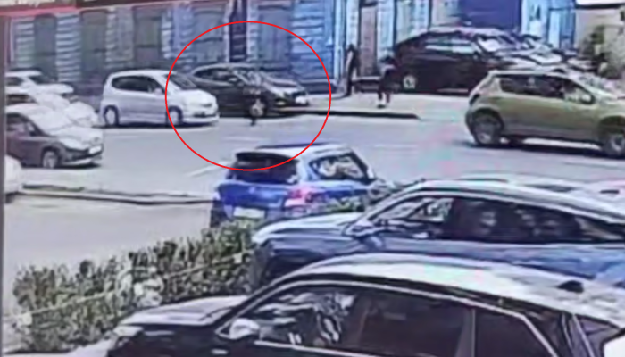 В Иркутске мужчина попал под колеса, убегая от преследователя (Видео)