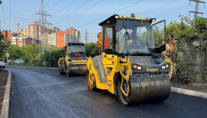 На ремонтируемых улицах в Иркутске укладывают новый асфальт