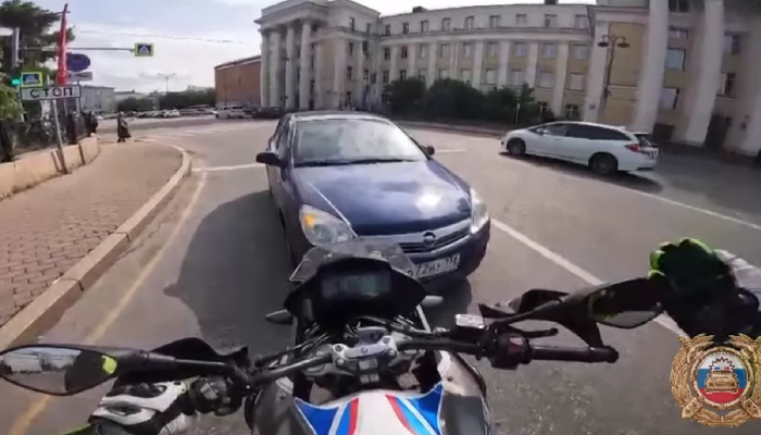 Пьяная иркутянка с ребенком ехала по встречке в центре города (Видео)