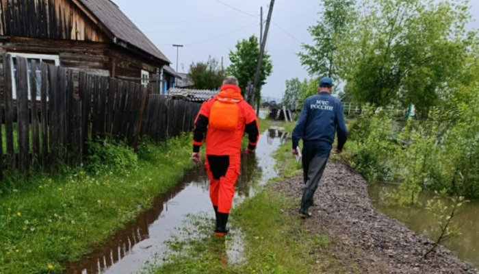 Опергруппа МЧС работает на подтопленных участках в Казачинско-Ленском районе