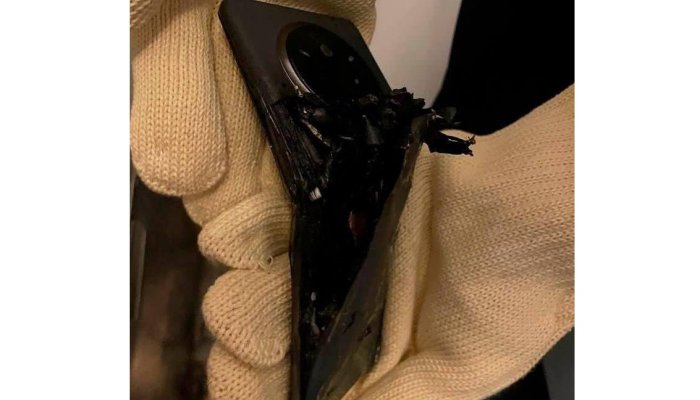 У пассажира самолета на рейсе из Иркутска в Москву загорелся смартфон