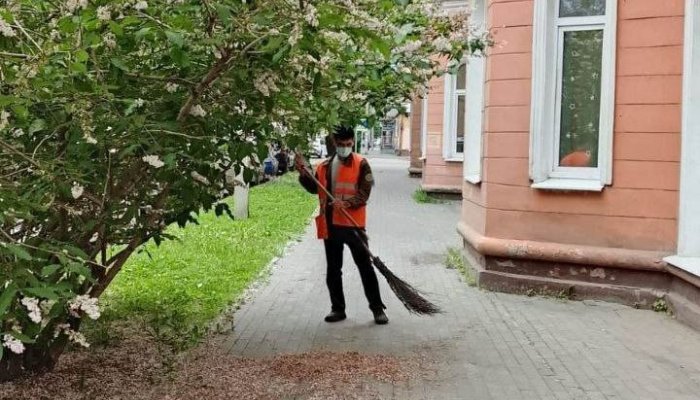 В Иркутске продолжается ежедневная уборка тротуаров и дорог